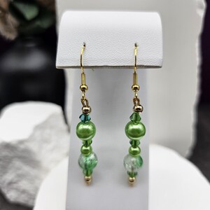 Einzigartige handgemachte grüne Aura Tropfen Ohrringe - Dainty Dangle Design - Grüne Göttin