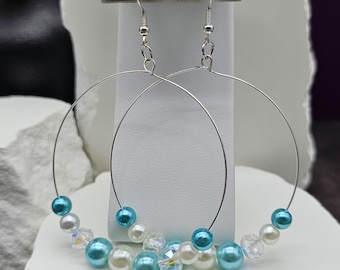 Orecchini a cerchio con perle di cristallo oversize: gioielli vistosi blu e bianchi