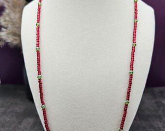 Zierliche Rot & Grün Rocailles Stretch Halskette | Weihnachten Minimal Layering Strumpf Stuffer