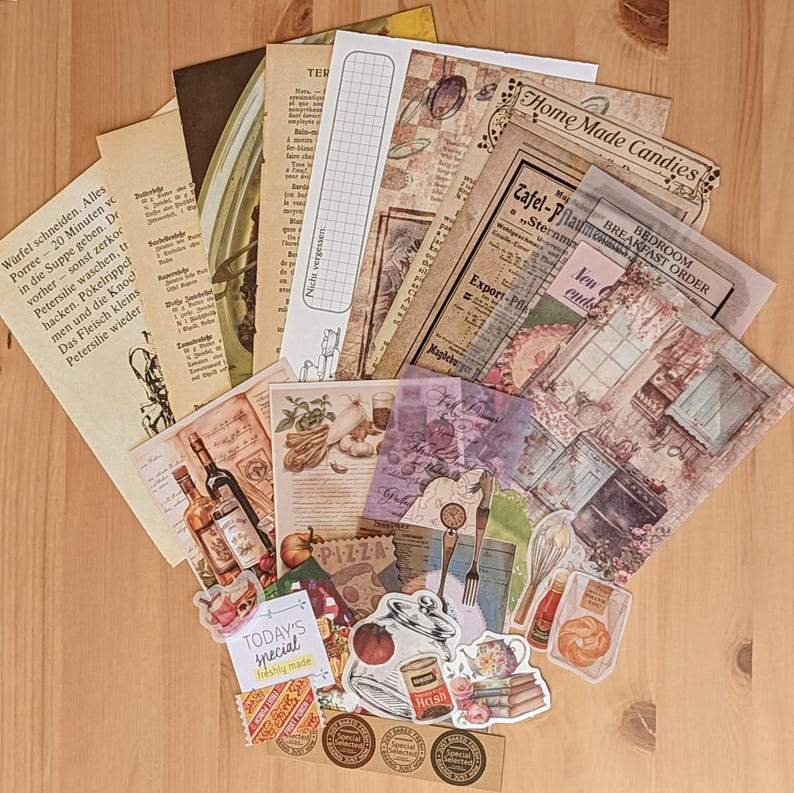 Set aus rund 30 unterschiedlich großen Dekopapieren mit Küchen- und Kochmotiven, Vintage Buchseiten mit alten Rezepten, Menüs sowie Sticker mit Lebensmitteln, Flaschen etc. zum Basteln und Gestalten von Junk Journals und Scrapbooks.