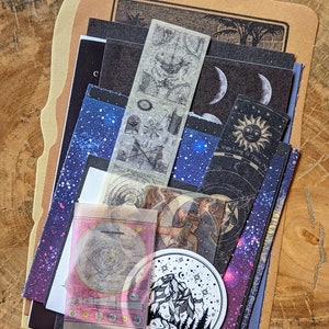 Weltall & Astronomie Scrapbooking Set mit über 25 Papieren und Journal Ephemera Thema Universum, Planeten, Mond, Galaxien und Sternbilder