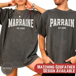Puede incluir: Dos camisetas grises con texto blanco. Una camiseta dice "MARRAINE EST. 2025" y la otra dice "PARRAIN EST. 2025".