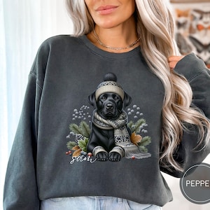 カスタムブラックラブラドール犬用クリスマススウェットシャツ、コンフォートカラーの犬用クリスマスシャツ、ブラックラブラドールママへのパーソナライズギフト、ラブラドールレトリバー犬