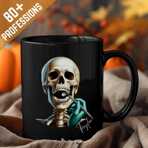 Puede incluir: Taza de cerámica negra con una ilustración detallada de un cráneo humano con brackets dentales, examinado por una mano enguantada que sostiene un espejo dental. La taza tiene el texto "80+ PROFESSIONS" y una firma.