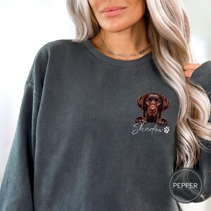 カスタムコンフォートカラーのチョコレートラブラドールママスウェットシャツ、ラブラドールレトリバーシャツ、犬のママ、パパ、ラブラドールママへのブラックイエローラブラドールレトリバーギフト 画像 8