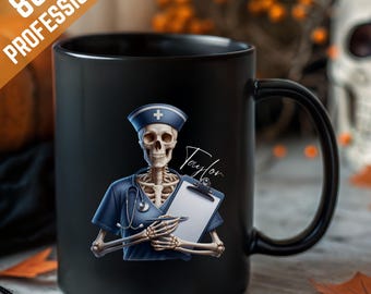 Aangepaste verpleegkundige mok, grappig skelet RN koffiekopje, gepersonaliseerde gotische Halloween-mok, medisch cadeau, spookachtig seizoen ziekenhuisverpleegkundige koffie aanwezig