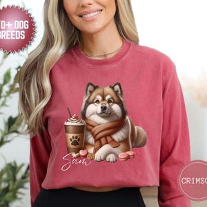 Może przedstawiać: Bordowa bluza z psem w szaliku, filiżanką kawy i ciasteczkami w kształcie serca. Napis "Sam" jest napisany kursywą. Okrągła grafika głosi "170+ DOG BREEDS".