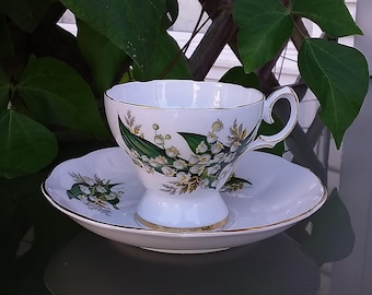 Juego de taza y platillo Queen Anne Green White Floral Design con borde dorado, estilo vintage inglés de la década de 1950.