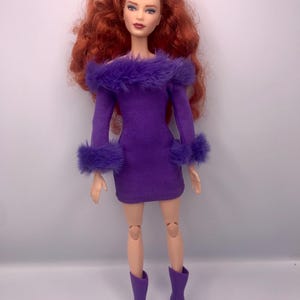 Mini-robe pour poupée avec épaules dénudées violettes, 2 pièces, fausse fourrure violette et bottes