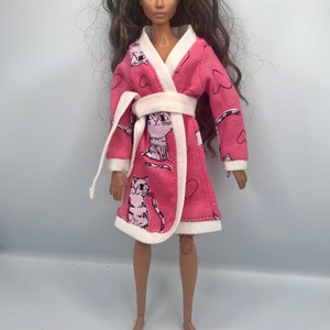 Pink and white kitten/cat Dolls dressing gown /robe Will fit a curvy doll as well. Dolls  bathrobe