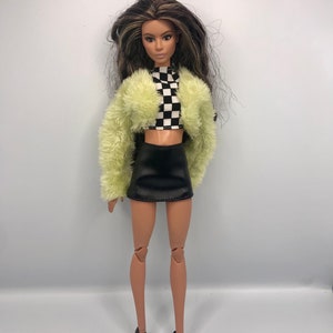 Ensemble de 4 poupées. Mini manteau noir pour poupée en fausse fourrure et chaussures pour poupée