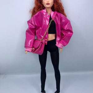 NEUER STOCK Puppen rosa Modell Sammlung 5 Stück Rosa Mantel schwarz Langarm-Top schwarz Leggings Schuhe und Handtasche