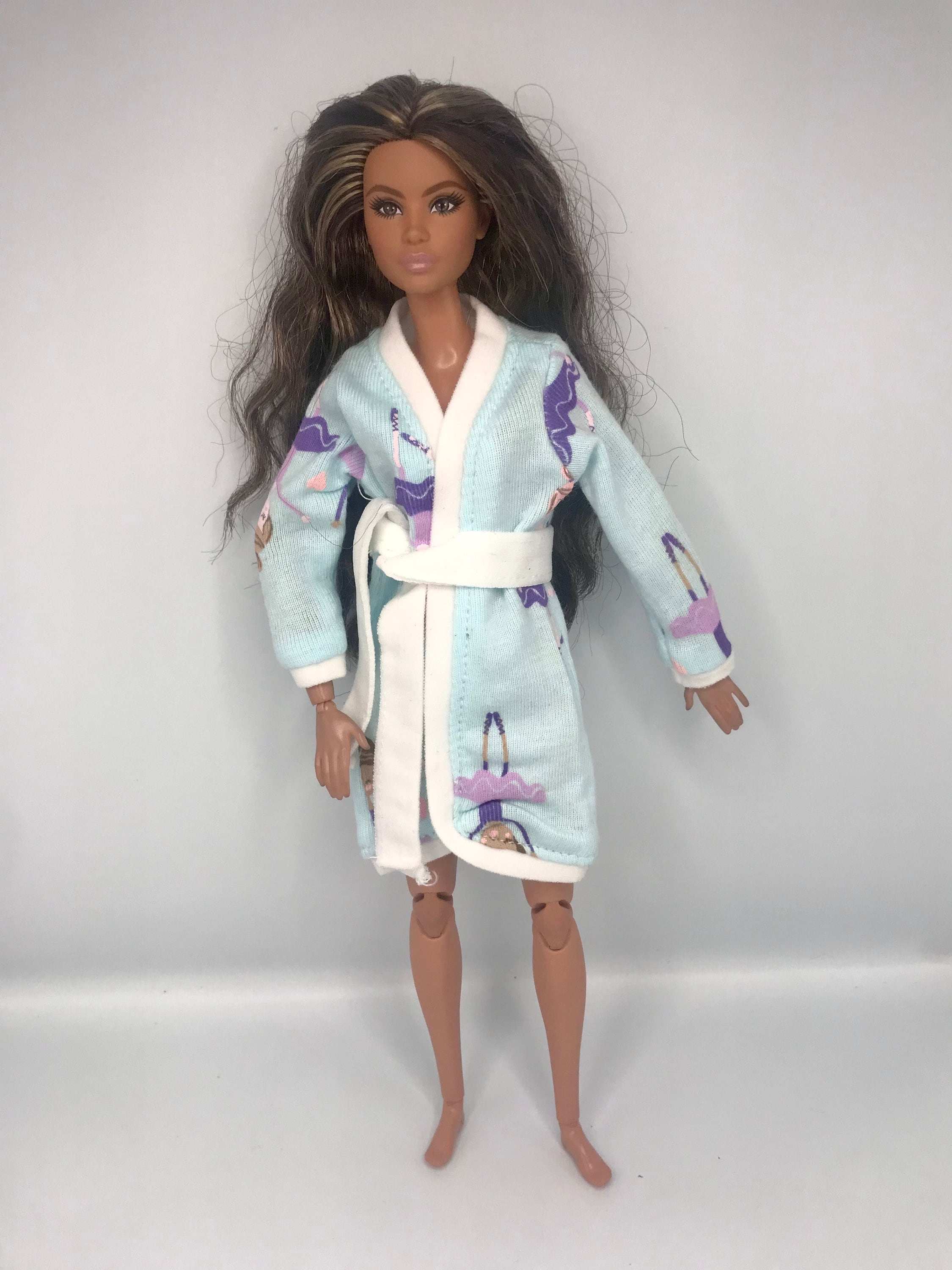 MATTEL: ROBE BARBIE TENDANCE BLEUE AVEC PAPILLONS ET CHEVEUX NOIRS - JOUETS  DIVERS - Vendiloshop