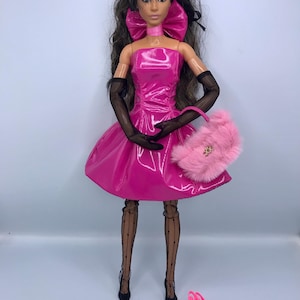 Puppen rosa modell Sammlung 8tlg. Kleid Handtasche Strumpfhose 2 Paar Schuhe Haarnetz Zubehör Handschuhe und Hals Zubehör