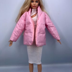 Ropa para muñecas: chaqueta acolchada de invierno rosa claro. Ideal para la muñeca con curvas Poppy Parker, de la realeza de la moda.