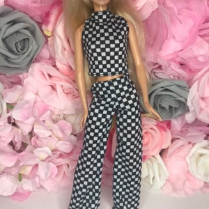 Das Oberteil und die Hose sind aus dehnbarem Material und passen auch einer kurvigen Puppe. Puppen Outfit Puppen Kleidung