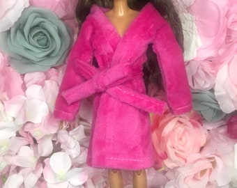 Peignoir de chambre rose fuchsia pour poupées. Vêtements de détente roses en peluche