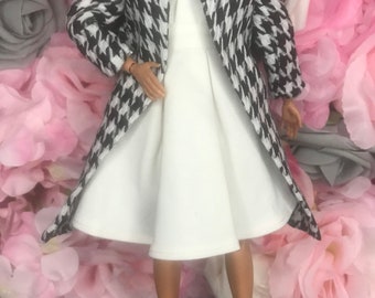3-teiliges Set. Mantel mit tiefem V-Ausschnitt, weißes Kleid und Schuhe, wadenlanger Trenchcoat, eleganter Mantel, hochwertige Puppenjacke, Puppenoberbekleidung