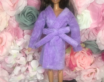 Peignoir de chambre violet pour poupées. Vêtements de détente roses en peluche