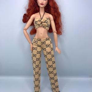 3-teiliger Puppen Mode Hosenanzug. Puppen komplettes Outfit. Puppenhose Puppen BH Top und Schuhe