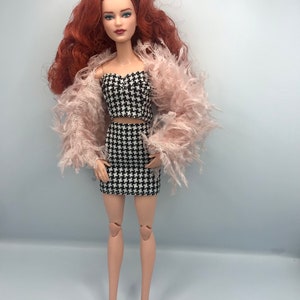 4ピース人形用スマートな衣装と靴。人形用羽根カーディガン、人形用チューブトップ、人形用スカートと靴
