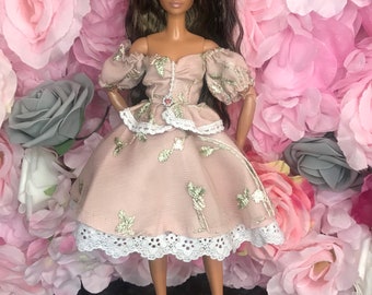 Dusky pink dolls off the shoulders puff sleeves dress with white shoes