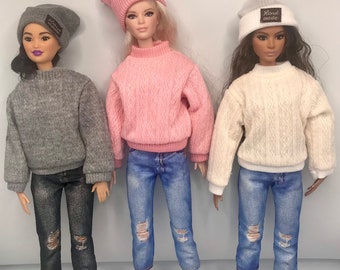 12 piezas de ropa informal para muñecas. Incluye jersey, zapatillas, jeggings y gorro. Conjunto completo.