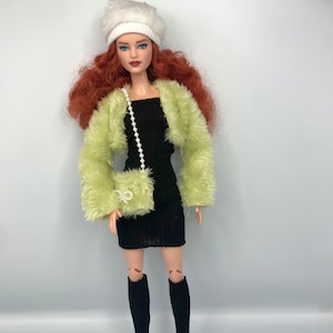 6 pièces pour poupées, manteau vert moelleux, robe extensible noire, chapeau pour poupées moelleuses. Sac à main vert duveteux pour poupée, chaussettes longues noires et bottes pour poupées