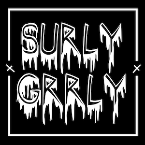 Könnte beinhalten: Schwarzes quadratisches Grafikdesign mit den Worten "SURLY GRRLY" in tropfenden weißen Buchstaben. Der Text befindet sich in einem weißen rechteckigen Rahmen mit einem "X" auf jeder Seite. Das Design hat eine kühne, kantige Ästhetik.