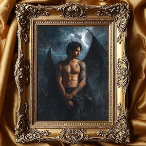 Może przedstawiać: Obraz w ozdobnej, złotej ramie. Przedstawia umięśnioną postać z ciemnymi skrzydłami i tatuażami na tle burzliwego nieba. Rama dodaje elegancji.