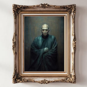 Puede incluir: Retrato enmarcado de un hombre calvo con piel p&aacute;lida, vestido con una t&uacute;nica azul oscuro, con los brazos cruzados. El marco dorado adornado realza la obra de arte, sobre un fondo apagado.