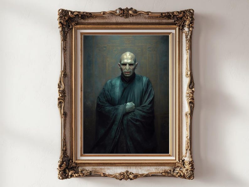 Puede incluir: Retrato enmarcado de un hombre calvo con piel p&aacute;lida, vestido con una t&uacute;nica azul oscuro, con los brazos cruzados. El marco dorado adornado realza la obra de arte, sobre un fondo apagado.