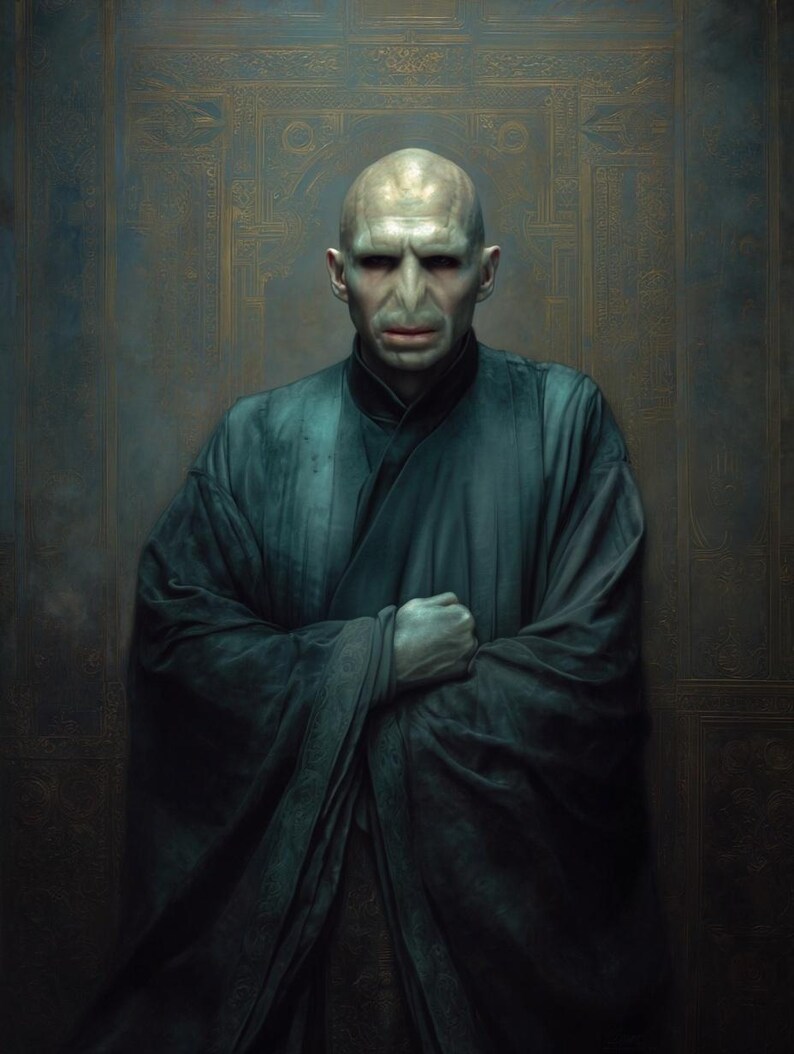 Puede incluir: Retrato de un hombre calvo con tez p&aacute;lida, nariz prominente y mirada intensa. Viste una t&uacute;nica verde oscuro con detalles ornamentados, con los brazos cruzados. El fondo presenta una pared texturizada de color verde azulado con detalles dorados.