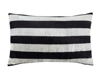 Oreiller Zebra Silk Velvet Ikat, étui 16 » x 24 » uniquement