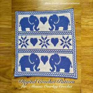 Pode incluir: Um cobertor de crochê com mosaico azul e branco com desenhos de elefantes, corações e flocos de neve. O cobertor tem uma borda azul e o texto "Digital Crochet Pattern for Mosaic Overlay Crochet".