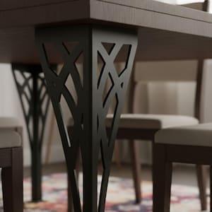 Puede incluir: Primer plano de una mesa de comedor con acabado en madera oscura. Las patas de la mesa son de metal negro con un diseño geométrico calado. Se ven sillas con tela neutra y marcos de madera oscura.