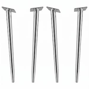 Puede incluir: Un juego de cuatro patas de mueble de metal color plata con un diseño cilíndrico y cónico. Cada pata cuenta con una placa de montaje rectangular plana en la parte superior con cuatro orificios pretaladrados para fijar a una superficie.