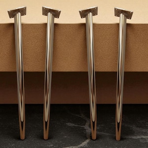 Può includere: Quattro gambe per mobili in metallo lucido con piastra di montaggio rettangolare. Le gambe sono cilindriche con una leggera conicità e finitura color oro alla base. Progettate per la costruzione e riparazione di mobili.