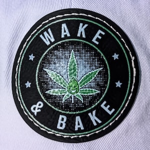 Bonita gorra de béisbol con diseño de hoja de marihuana, parche de cuero Wake and Bake y gorro chino ajustado de sarga para fumador de cannabis.