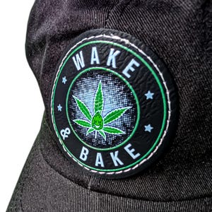 Gorra unisex con bordado de hojas de marihuana y parche de cuero. Bonita gorra de béisbol con estampado "Wake and Bake", regalo para amantes de la marihuana.