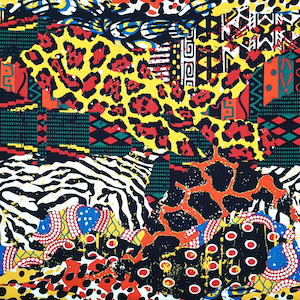 Pu&ograve; includere: Tessuto colorato con un mix di stampe animalier, motivi geometrici e disegni tribali. Il tessuto presenta una stampa zebrata, una stampa leopardata e una variet&agrave; di forme astratte in rosso, giallo, blu, verde e nero.