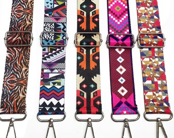 Puede incluir: Cinco correas de colores con patrones con cierres y ganchos de metal plateado. Las correas están hechas de tejido tejido y presentan diseños geométricos y de estampados de animales.