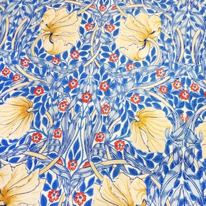 William Morris pimpernel-stof: blauw-gele art-nouveau bloemenprint