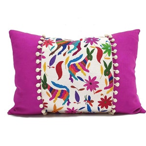 Funda de almohada con estampado animal otomí mexicano: cojín lumbar con pompones color ciruela