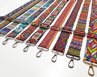 Puede incluir: Surtido de correas con patrones coloridos y cierres de metal plateado. Las correas están hechas de tejido tejido y presentan diseños geométricos y florales.