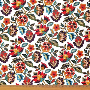 Op de afbeelding: Witte stof met een herhalend patroon van kleurrijke bloemenmotieven. De bloemen zijn rood, oranje, geel, blauw en groen. De stof is perfect voor knutselprojecten, quilten en decoratie in huis.