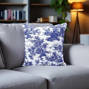 Blauwe Toile de Jouy-kussensloop: Frans vintage sierkussen