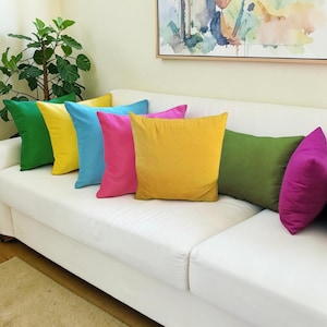 Op de afbeelding: Een witte keramische mok met een zwart handvat en de tekst "But First, Coffee" in een zwarte, vette letter. De mok staat op een wit oppervlak. De mok is 10 cm hoog.