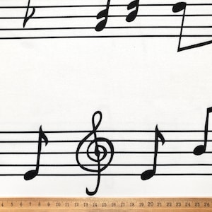 Puede incluir: Tela blanca con un patrón repetido de notas musicales negras y pentagramas. Una regla con marcas de centímetros está en la parte inferior. Las notas musicales incluyen negras, corcheas y una clave de sol.