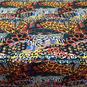 Pu&ograve; includere: Tessuto colorato con un motivo ripetitivo di stampe animalier, tra cui leopardo, zebra e ghepardo. Il tessuto &egrave; un mix di nero, bianco, rosso, giallo e blu.